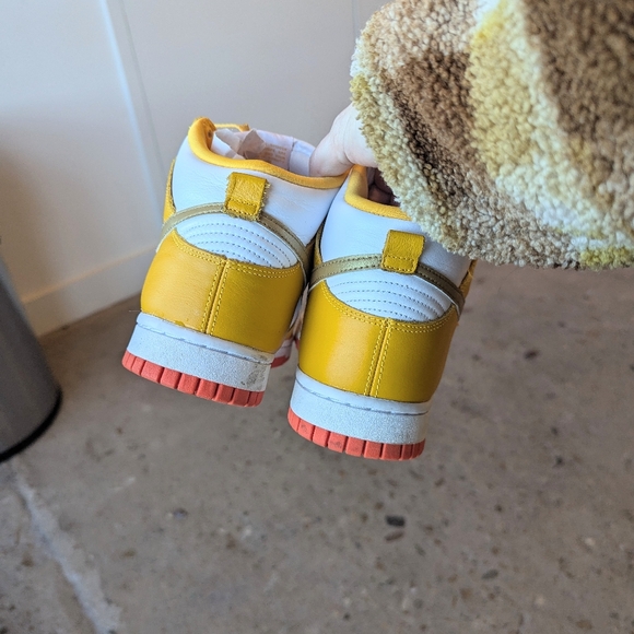 Nike Dunk High. University Gold, Women's 8 - Picture 3 of 5